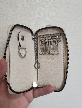 💚Final Sale ‼️Zip Key Case Wallet in Cream